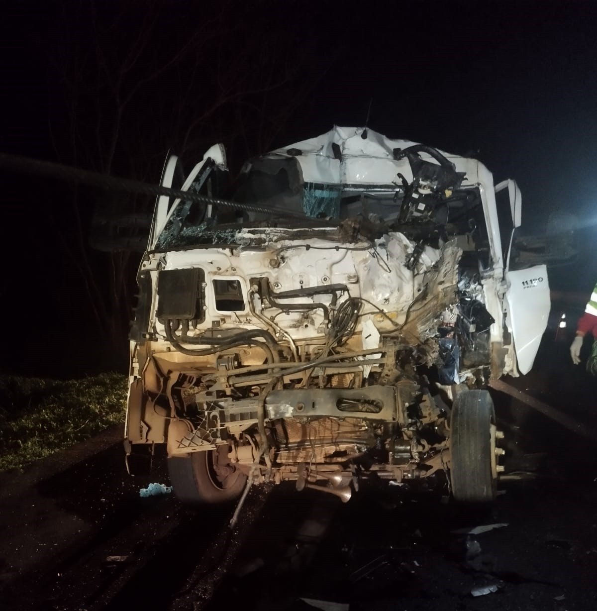 Caminhoneiro morre preso às ferragens em batida com carreta na BR-050, em Uberaba