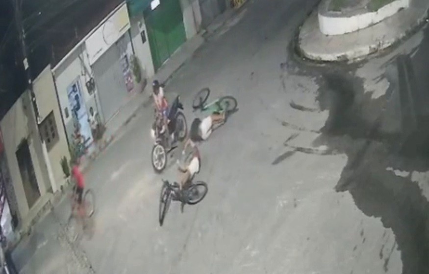 VÍDEO: jovem sofre traumatismo craniano após colisão entre duas bicicleta em Penedo, AL