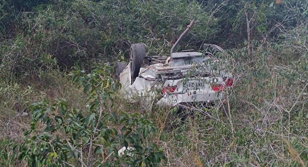 Veículo capotou e três pessoas ficaram feridas, em Morros — Foto: Divulgação/Polícia Militar
