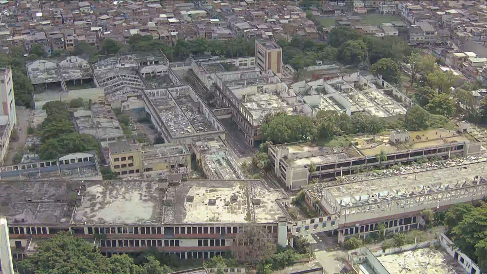 Fábrica abandonada na Zona Norte do Rio é depenada e acumula água e lixo
