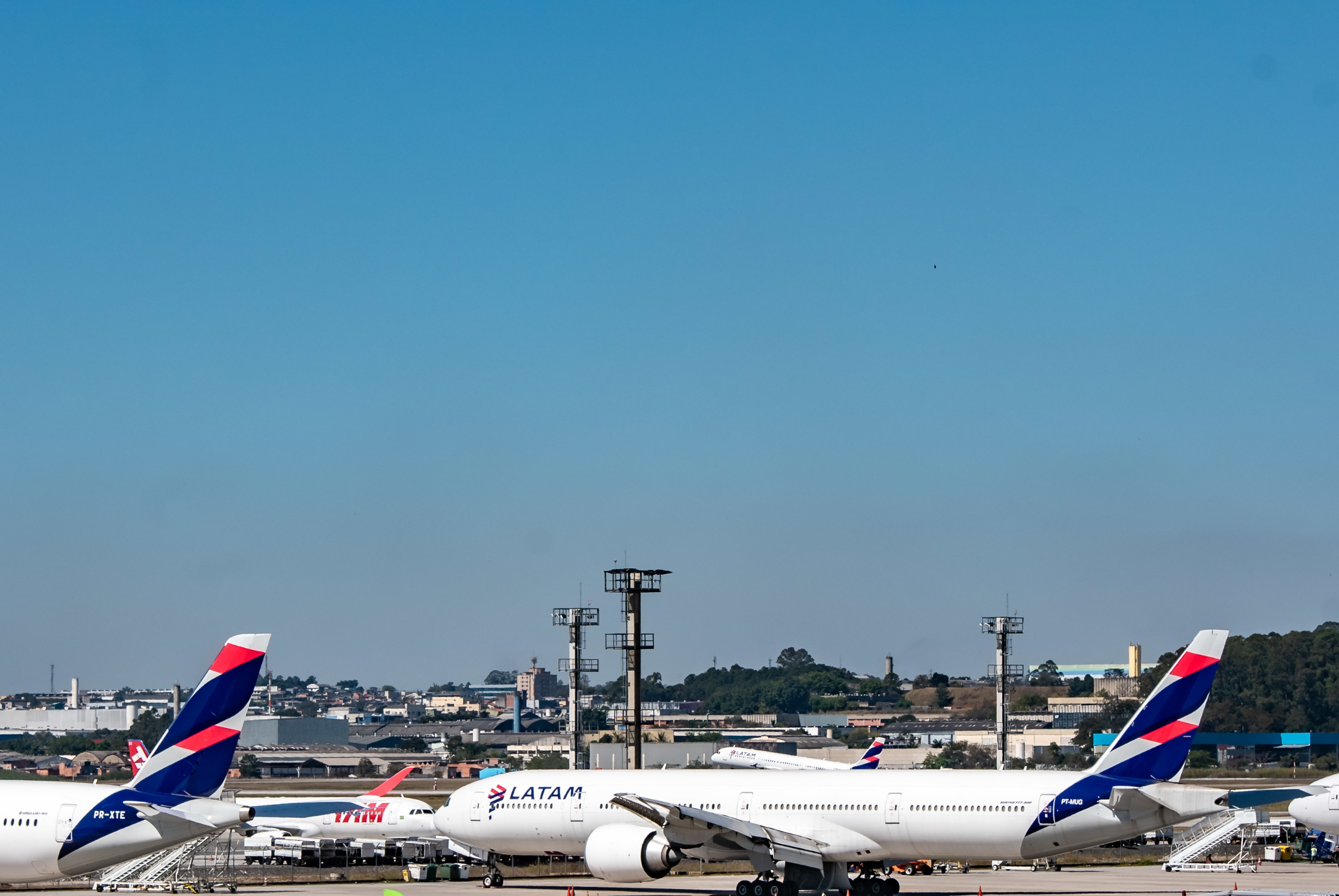 Avião solta fumaça escura na pista e tem decolagem interrompida em Aeroporto Internacional de SP
