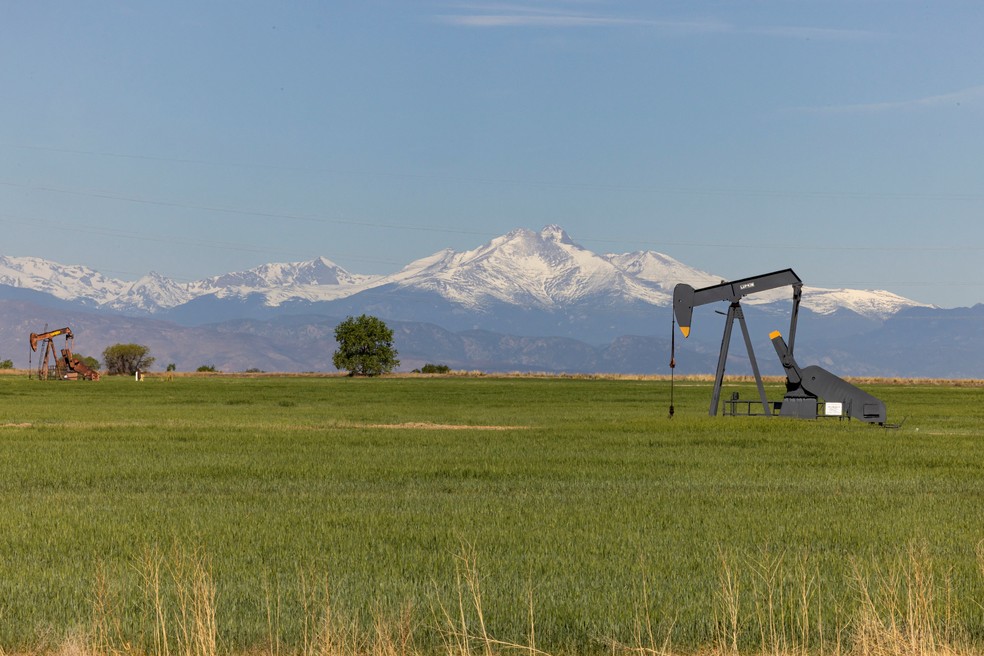 Bombas de extração de petróleo inativas em um campo agrícola em Dacano, Colorado, nos EUA. — Foto: Kevin Mohatt / Reuters