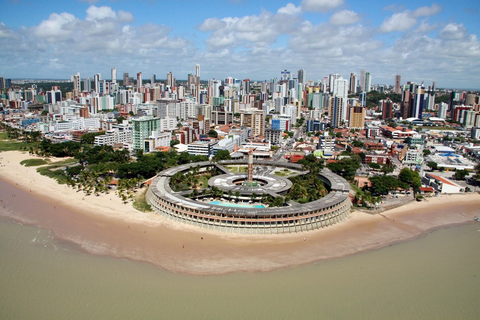 Vista aérea do Hotel Tambaú, que tem mais de 40 anos de história e fica em frente ao mar da capital paraibana — Foto: Francisco França / Jornal da Paraíba