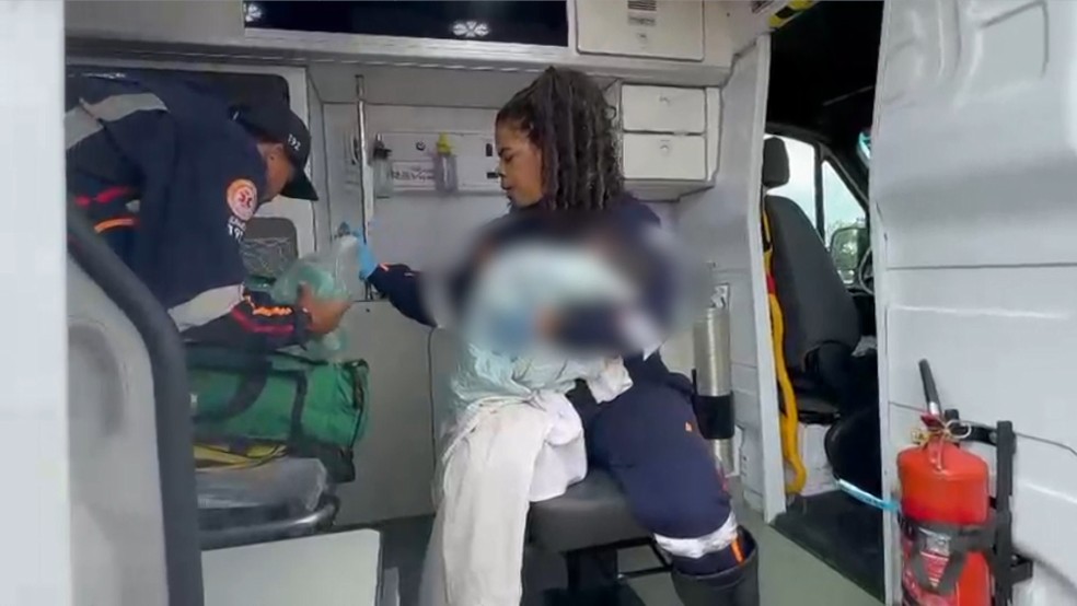 Bebê é encontrada sem roupas, com cordão umbilical ‘ligado’ e coberta com terra em área rural do Espírito Santo — Foto: Reprodução/ Redes Sociais