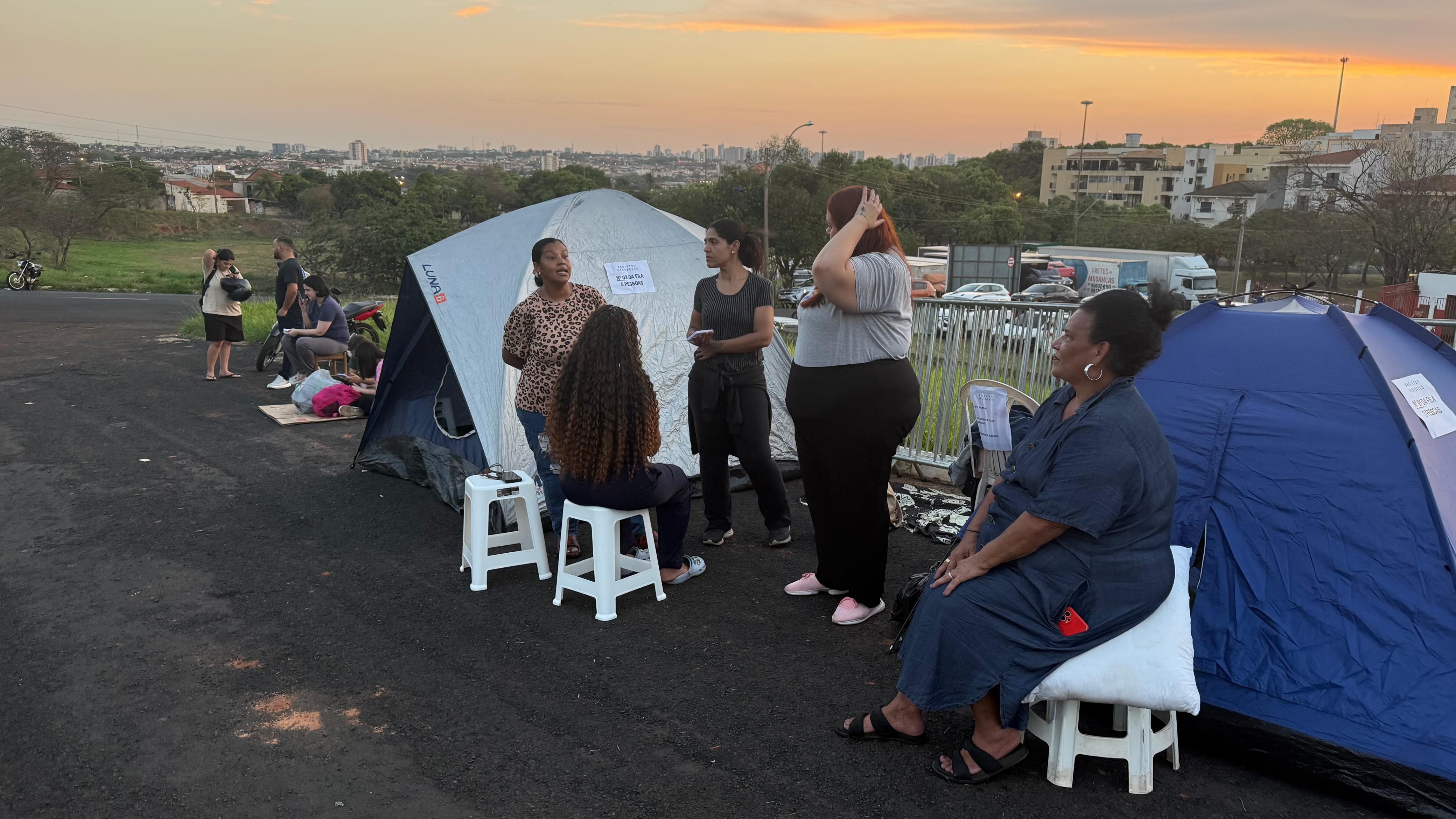 Fãs de Luan Santana acampam em frente a estádio um dia antes de show no interior de SP: 'Chegar mais perto possível'