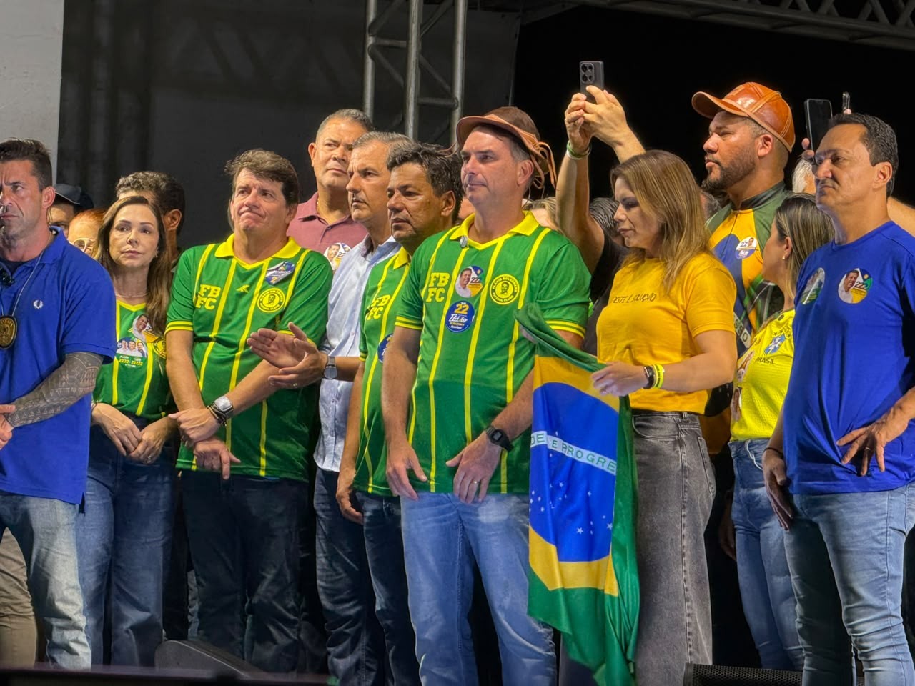 No Recife, Flávio Bolsonaro faz discurso contra Lula e ministros do STF