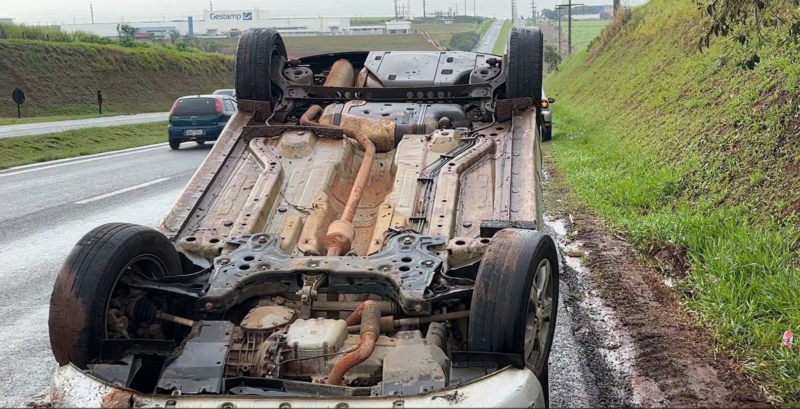 Carro capota na Rodovia Ernesto Paterniani e deixa trânsito lento no Anel Viário de Piracicaba