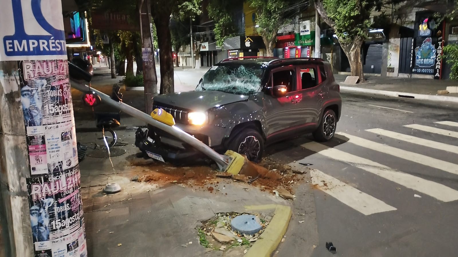 Carro capota após ser atingido por outro veículo no Centro de Governador Valadares