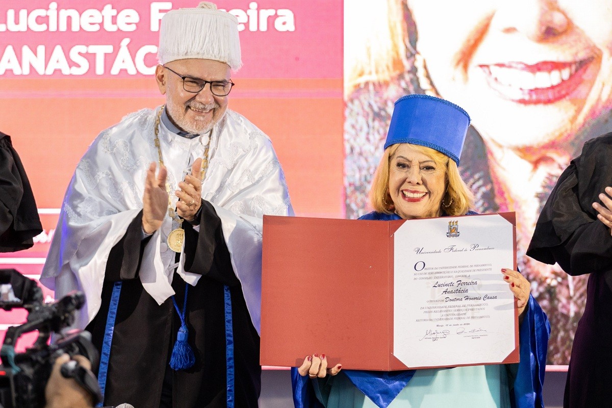 Autora de 'Eu só quero um xodó', Anastácia recebe título de Doutora Honoris Causa e comanda 'baile' de forró na UFPE; VÍDEO