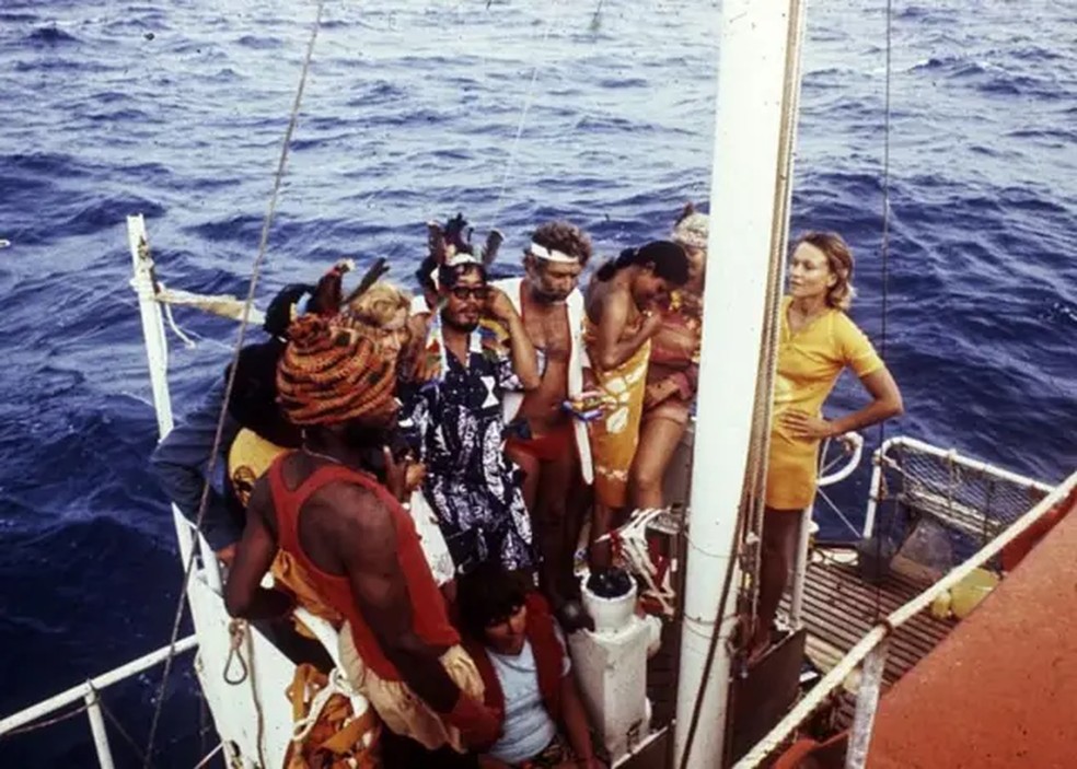 Entre outras coisas, o próprio estreitamento da jangada dificultava logisticamente o sexo... Embora essas dificuldades tenham sido superadas por vários casais, mas não da forma como os tabloides imaginavam — Foto: Fasad/BBC
