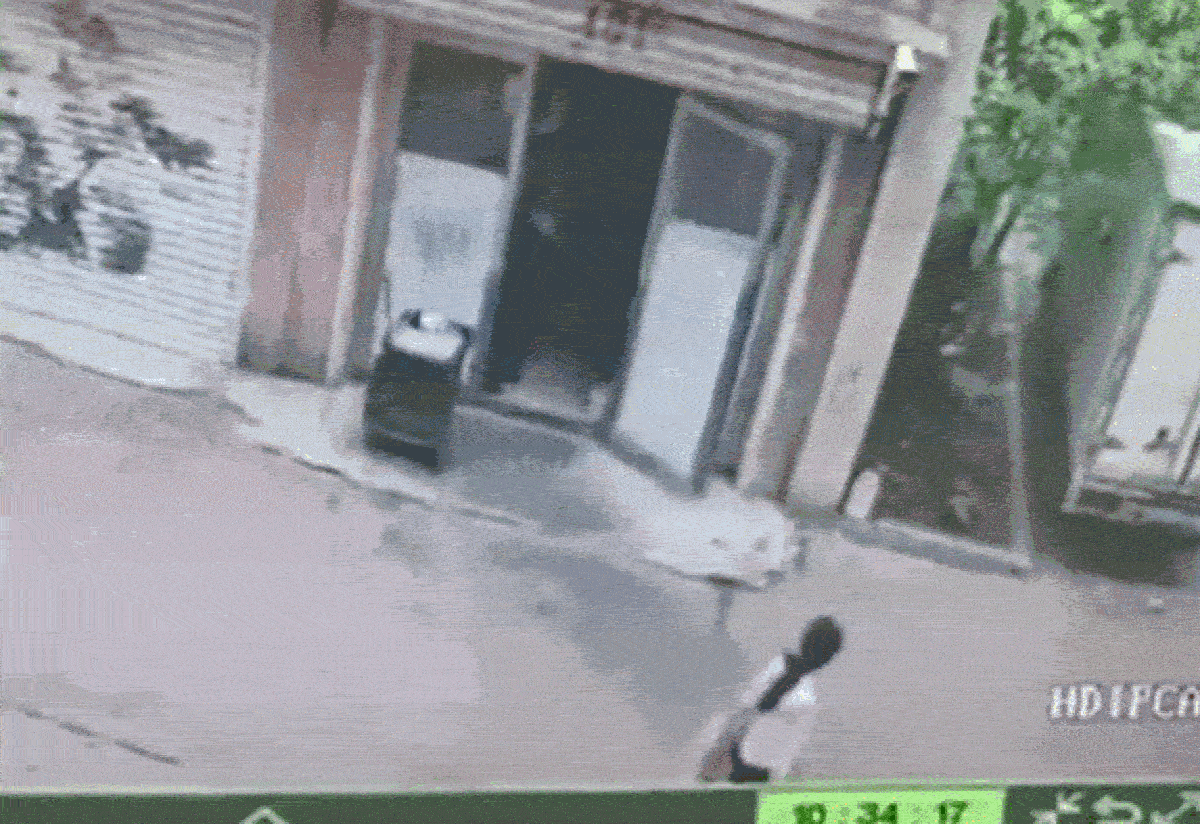 VÍDEO: Explosão em loja arranca roupas de homem, que foge de cueca na China