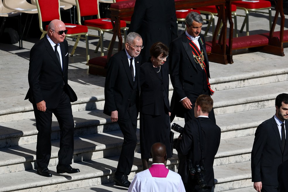 o chefe de governo Christian Stocker, da àustria, chega ao funeral — Foto: REUTERS/Kai Pfaffenbach