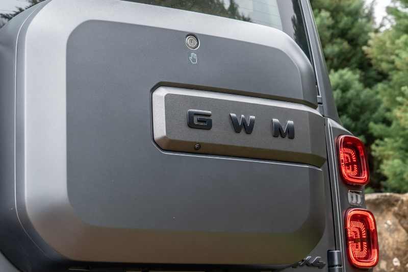 Caixa na tampa do porta-malas do GWM Haval H9 Exclusive — Foto: Divulgação / GWM