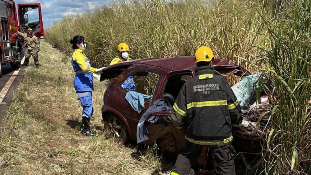 Uberlândia: Jovem de 28 anos morre após tentar ultrapassagem e bater em caminhão na MGC-497