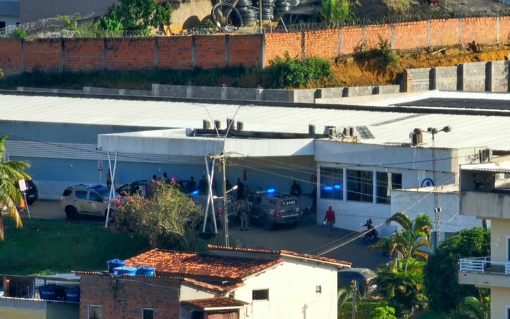 Homem apontado como chefe de facção morre em confronto na Bahia; policial militar foi baleado