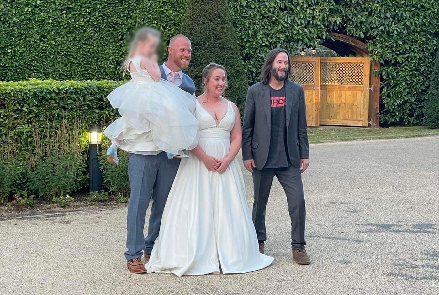 Keanu Reeves aceita convite de estranhos e vai a festa de casamento na Inglaterra