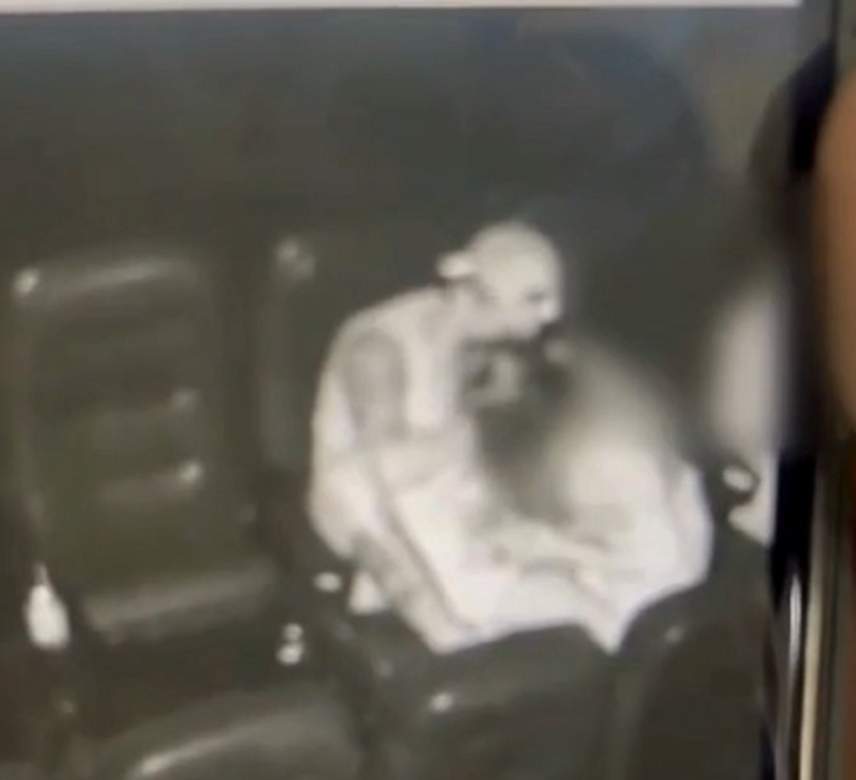 Jovem grávida é agredida e mordida pelo companheiro em sala de cinema em MG; VÍDEO 