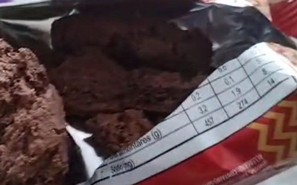 Criança encontrou larvas em biscoito em Araçatuba (SP) — Foto: Arquivo pessoal