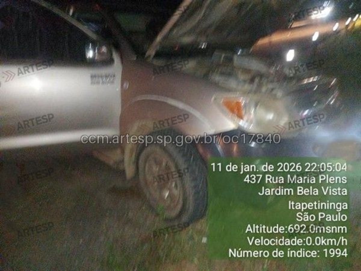 Acidente entre dois carros interdita rodovia e deixa feridos em SP