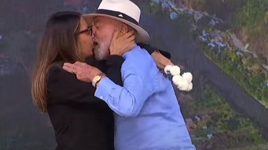 No Dia dos Namorados, Lula dá flores e beija Janja durante evento em Minas Gerais -
