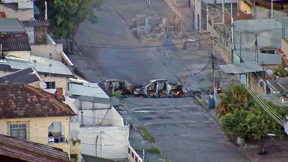 Criminosos atearam fogo a carros para impedir o avanço da polícia — Foto: Reprodução/TV Globo
