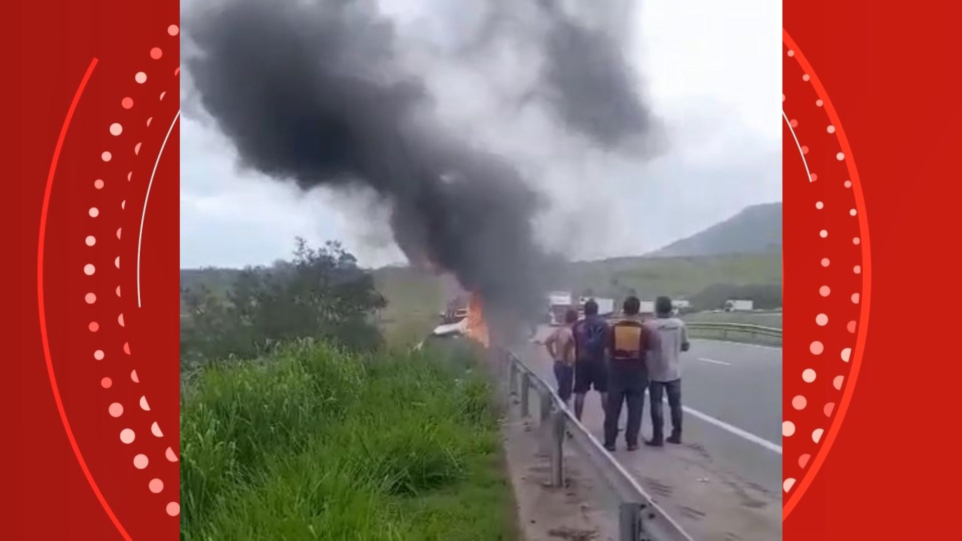 VÍDEO: carreta tomba e pega fogo na BR-101, em Vila Velha