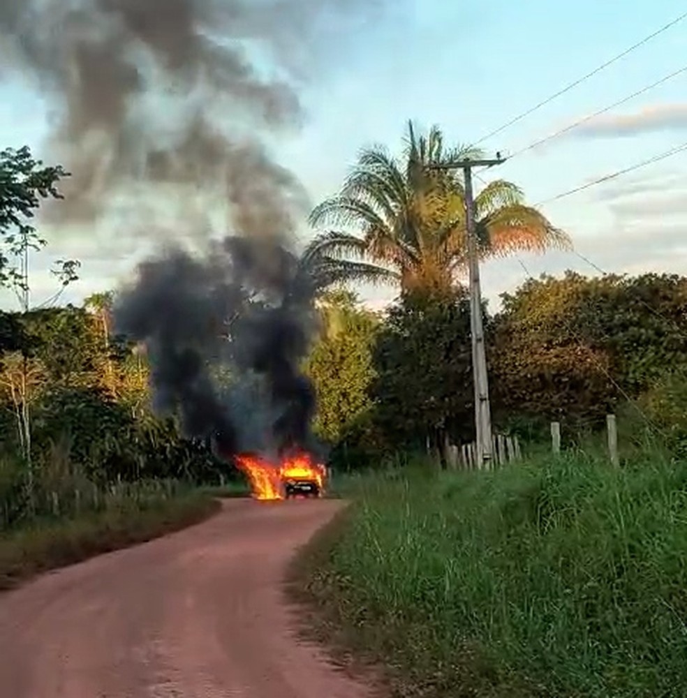 Veículo usado no crime foi encontrado em chamas em uma estrada vicinal de Zé Doca — Foto: Divulgação