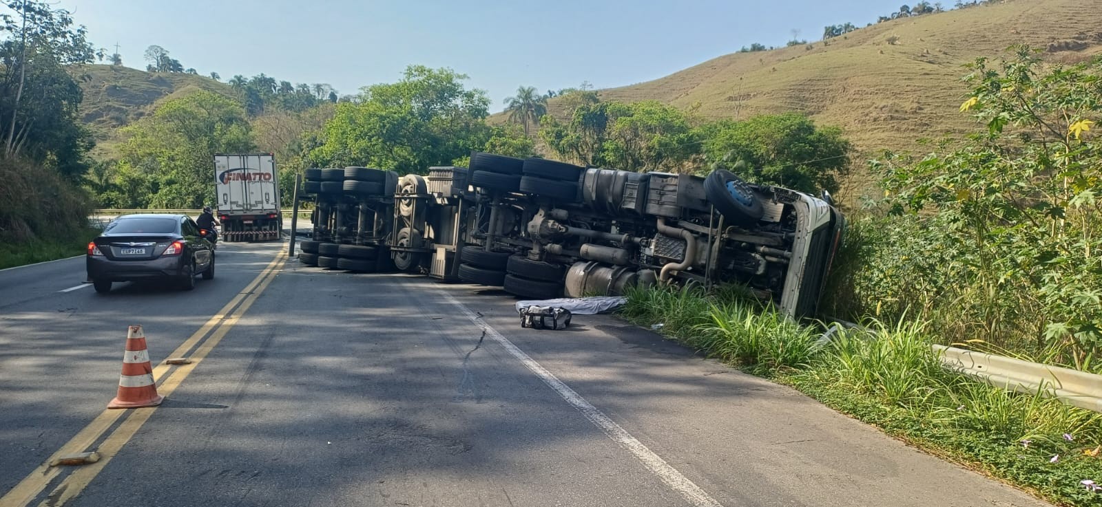 Motorista fica ferido após caminhão tombar na BR-393 em Barra do Piraí