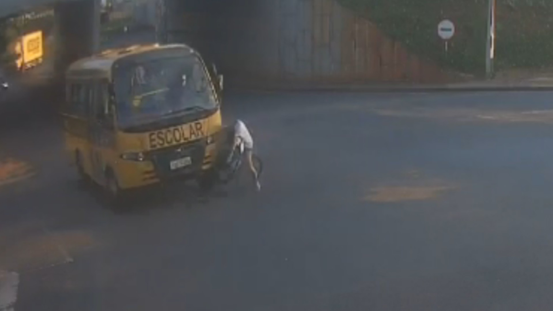 Grávida em bicicleta elétrica atropelada por ônibus escolar perde bebê; câmera registrou acidente