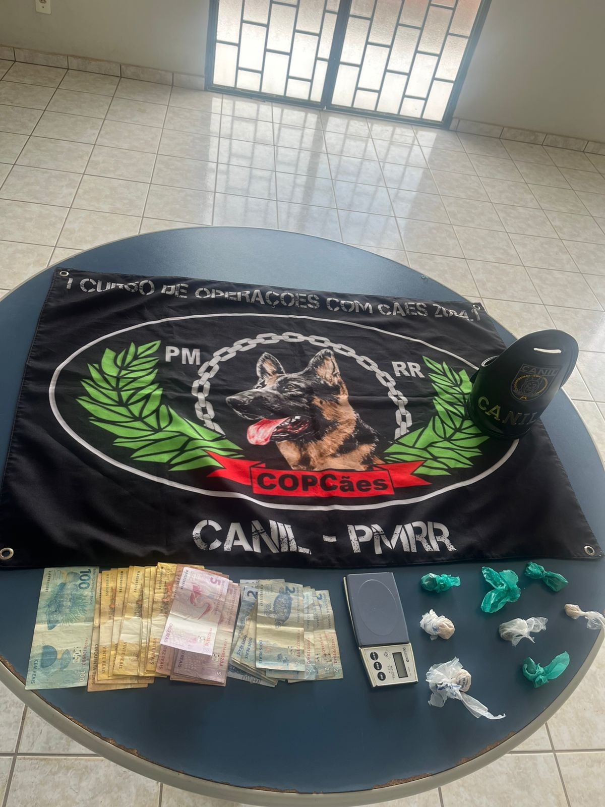 Cadela policial encontra drogas no travesseiro da casa de adolescente em Boa Vista
