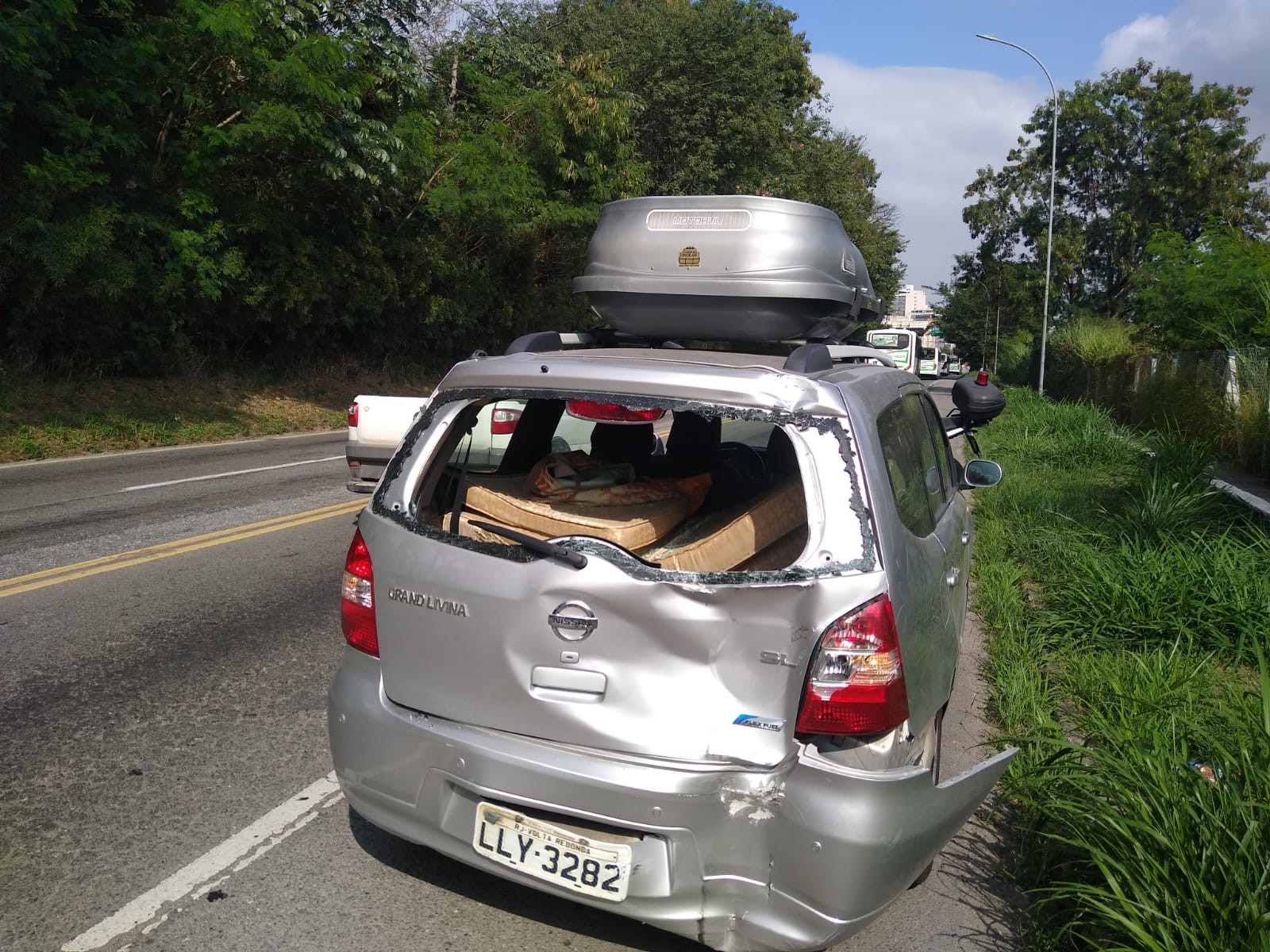 Acidente entre moto e carro deixa homem ferido na BR-393, em Volta Redonda