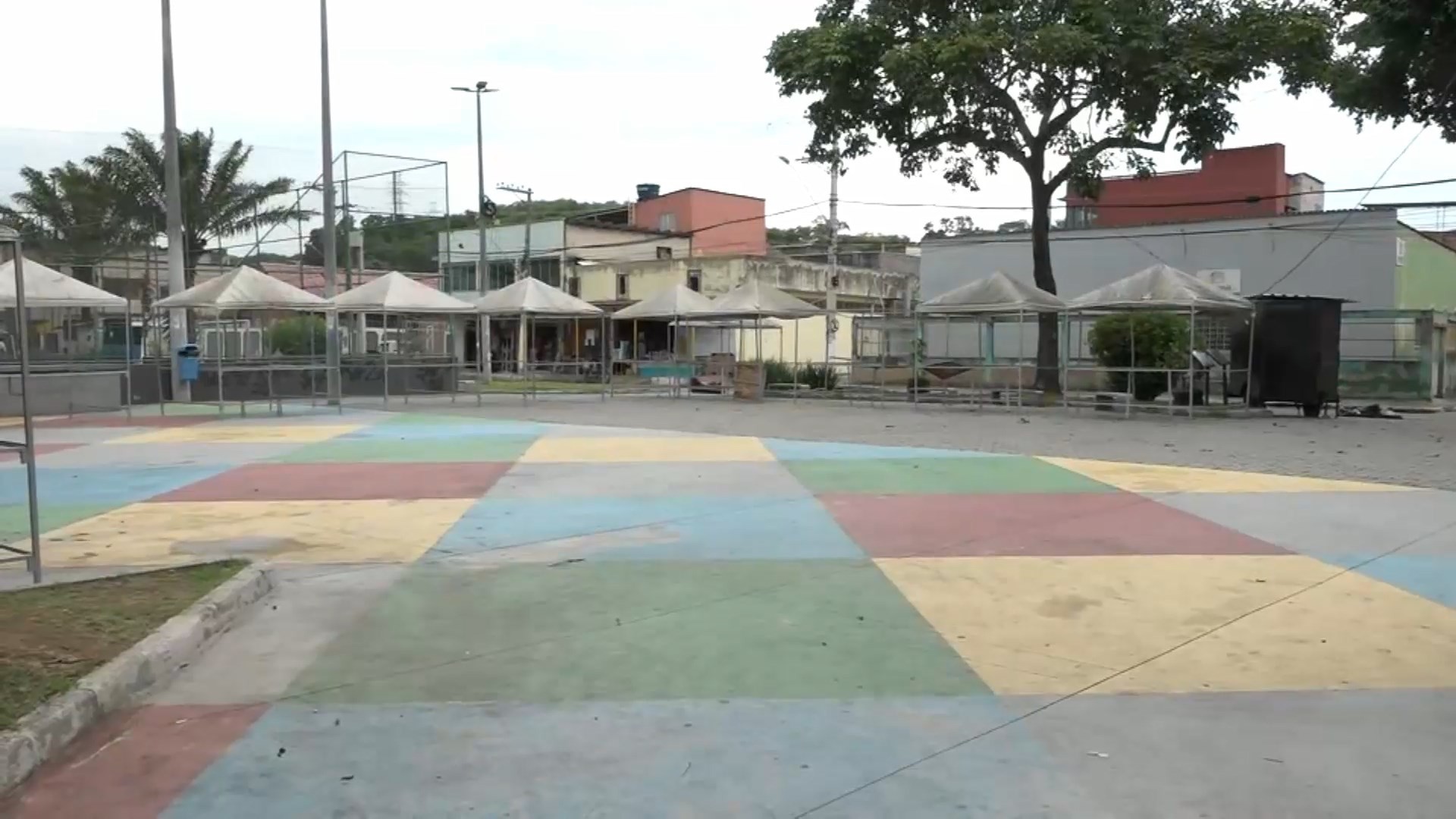 Mulher morre após ser baleada no meio de praça enquanto voltava de igreja no ES