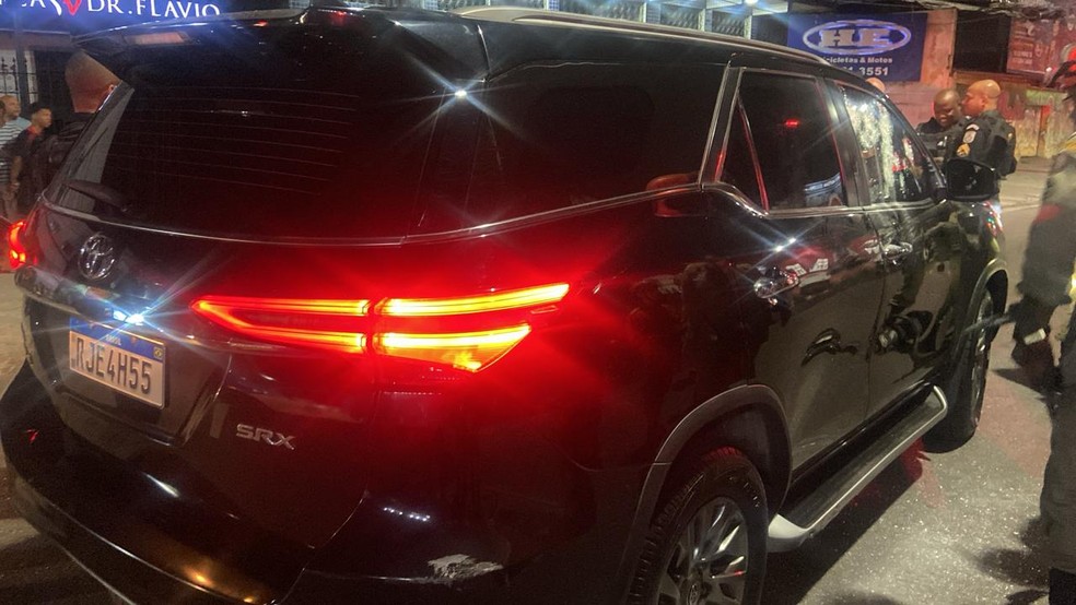 Carro blindado ficou com várias marcas de tiros — Foto: Reprodução
