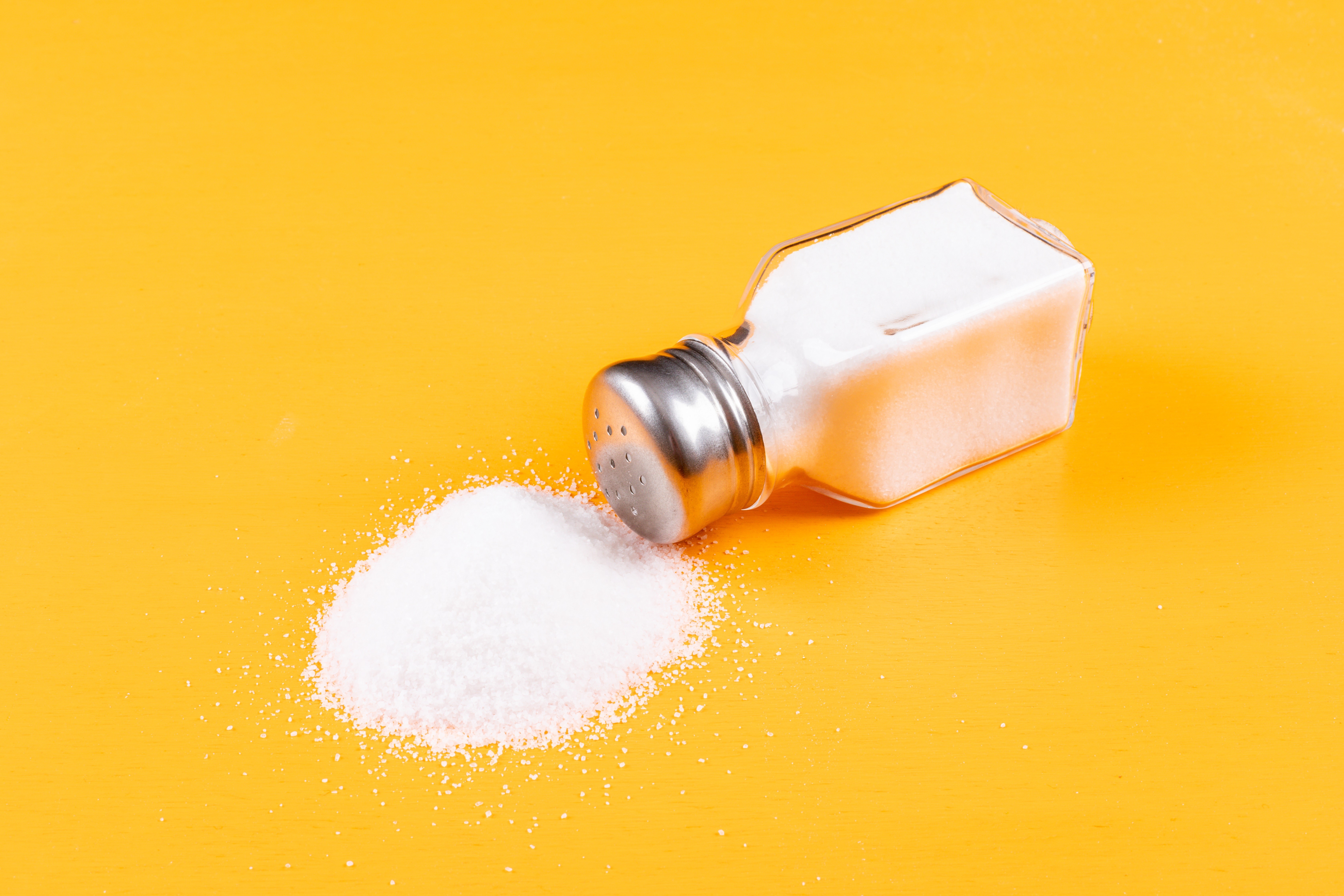 É #FAKE que consumo de sal em excesso faz bem à saúde