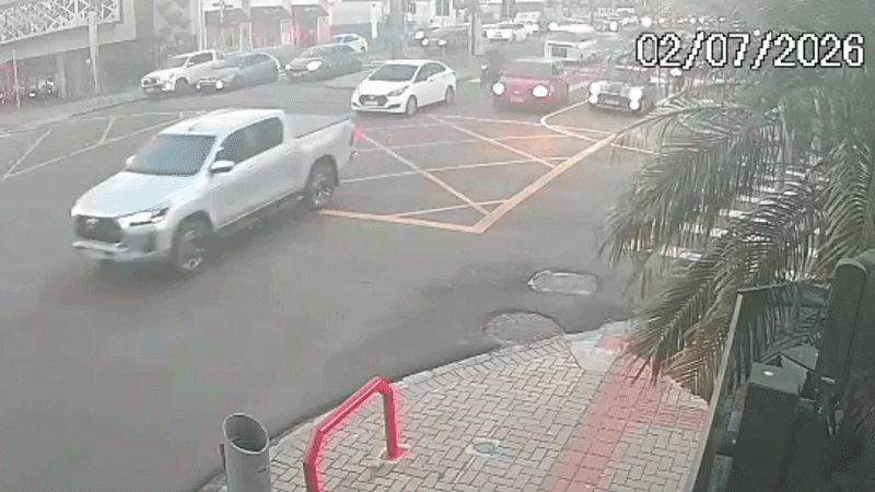 VÍDEO: Carro capota em cruzamento movimentado de Curitiba