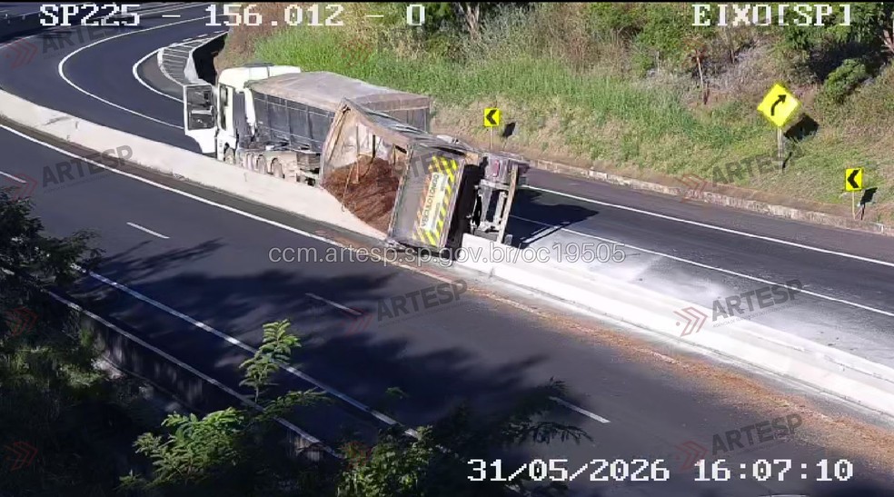 1 de 1
Motorista da carreta n&atilde;o se feriu &mdash; Foto: Artesp/Divulga&ccedil;&atilde;o