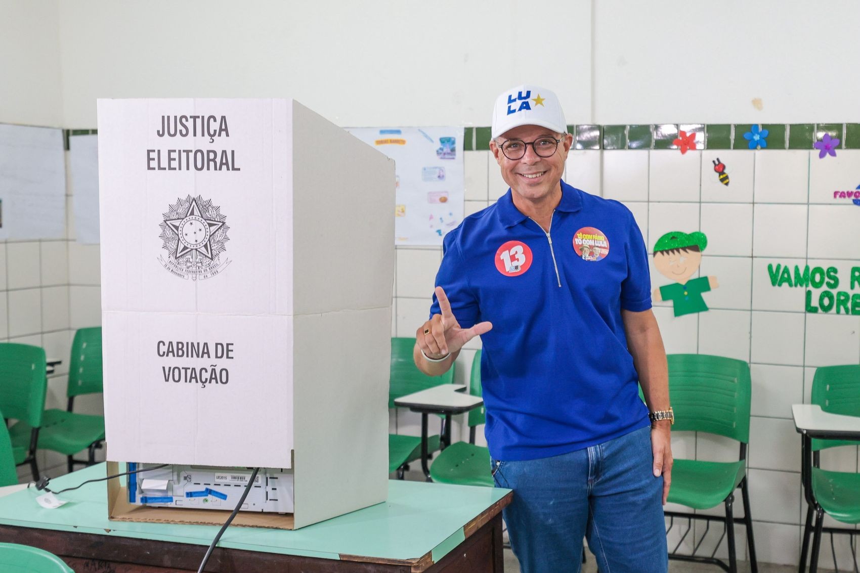 Governador reeleito Fábio Mitidieri vota em Aracaju