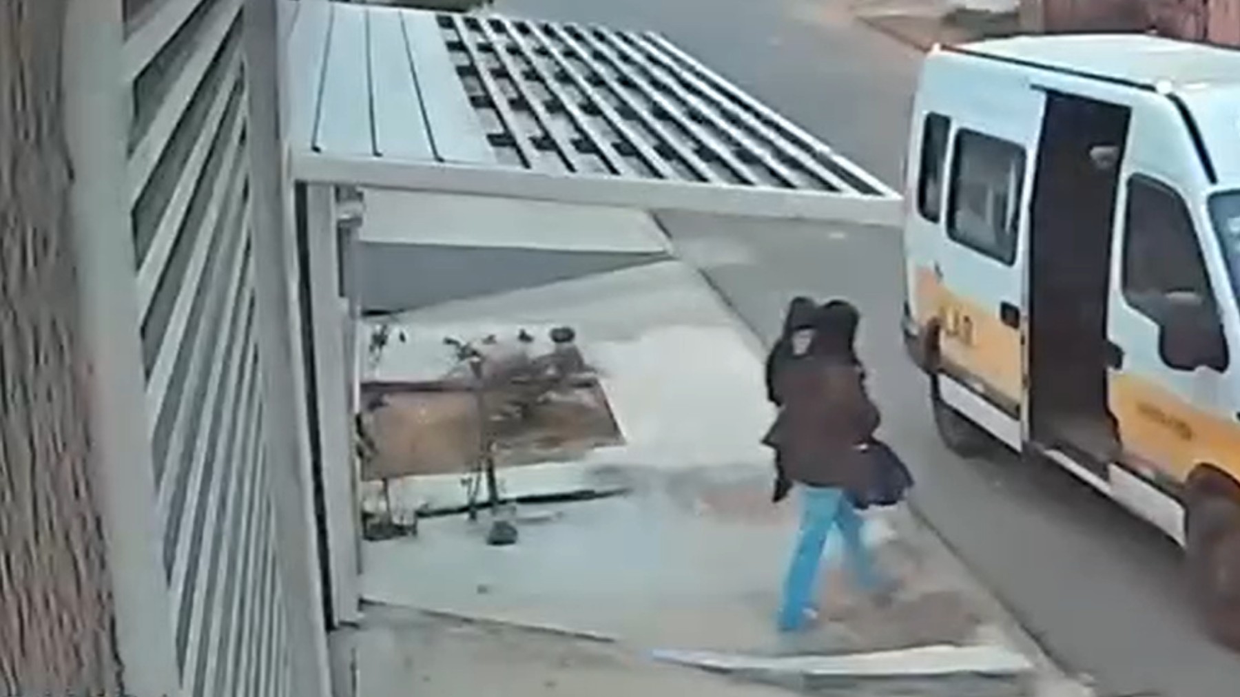 Motorista de van esquece de deixar menino de 4 anos na 'escolinha', ele escapa do veículo e é encontrado sozinho na rua, no PR