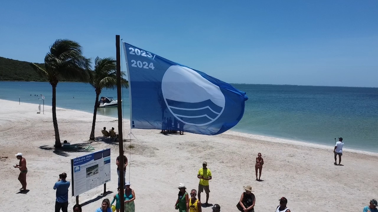 Bandeira Azul é hasteada pela primeira vez em praias lagunares no Brasil