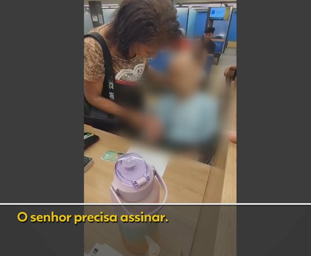 Mulher leva morto em cadeira de rodas para sacar empréstimo de R$ 17 mil e pede a ele: ‘Assina’