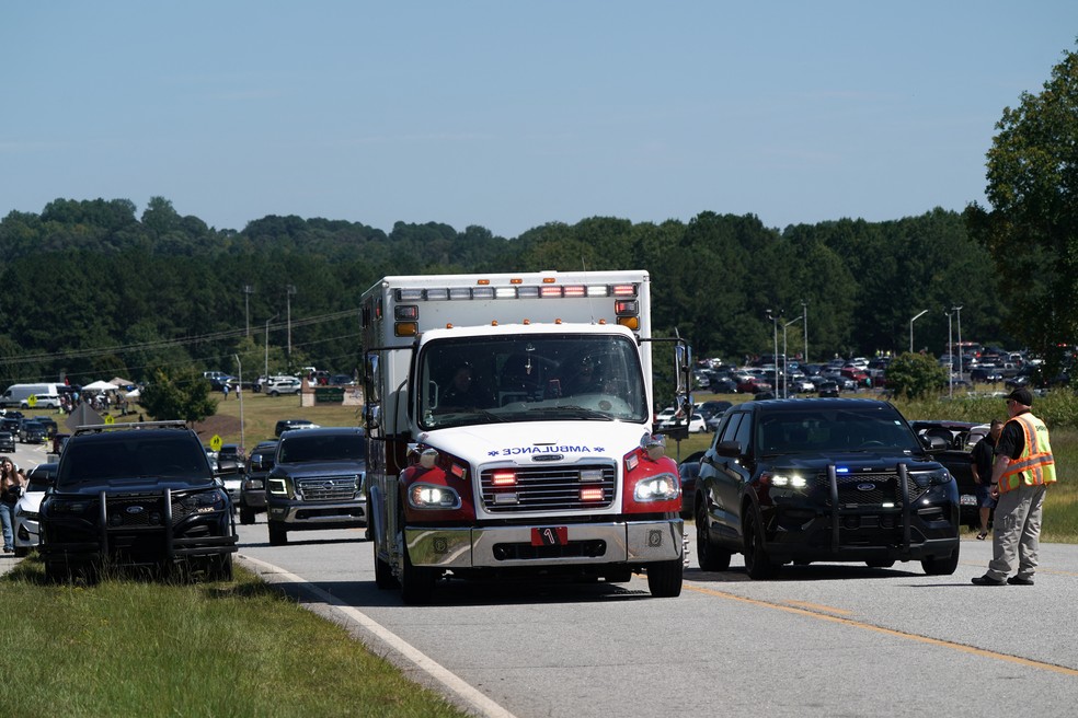 Ambulância é vista próxima da escola Apalachee High School, alvo de ataque em 4 de setembro de 2024 — Foto: REUTERS/Elijah Nouvelage