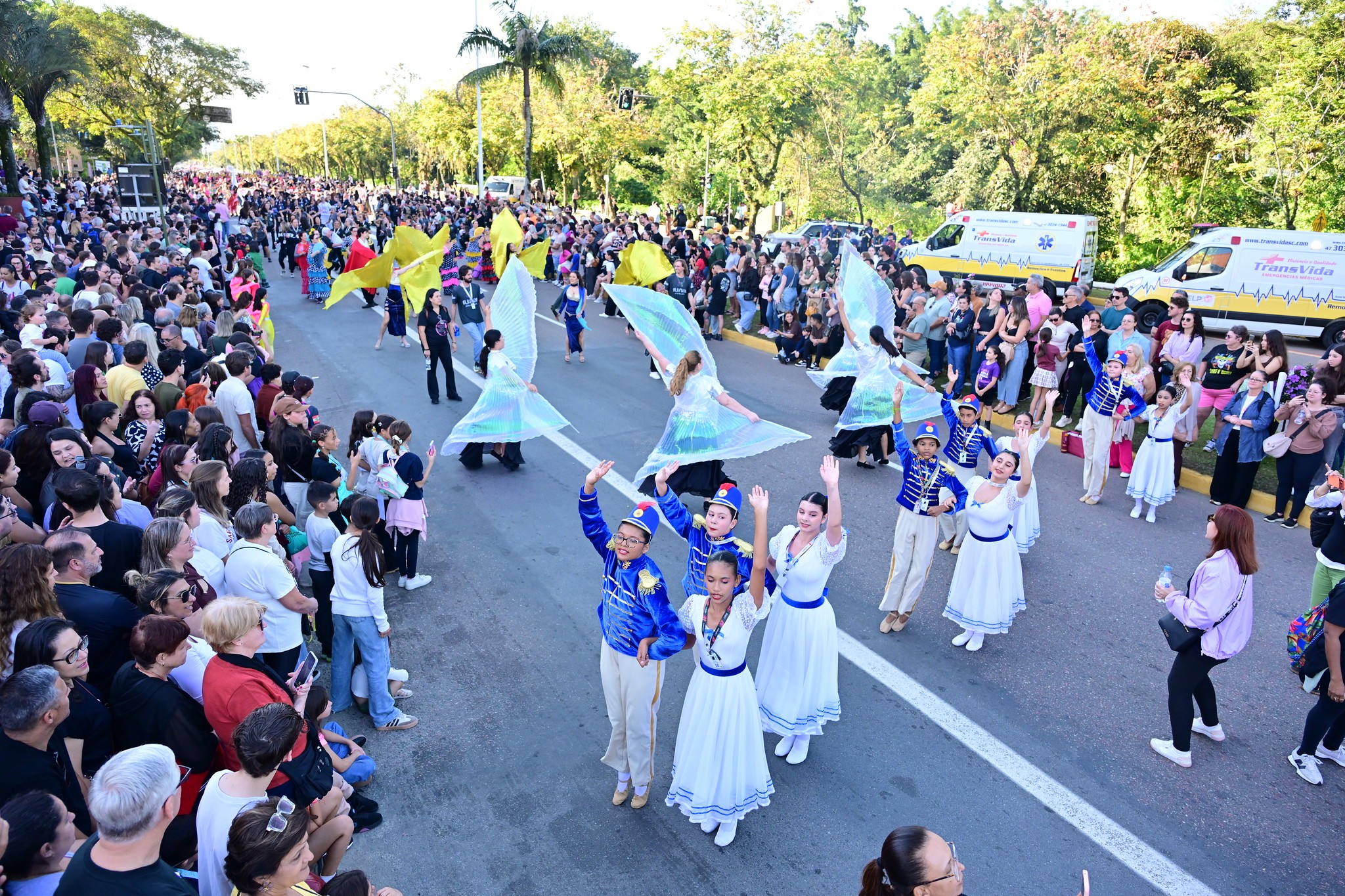 Parada reúne 5 mil dançarinos com alas coreografadas durante Festival de Dança de Joinville; VÍDEO