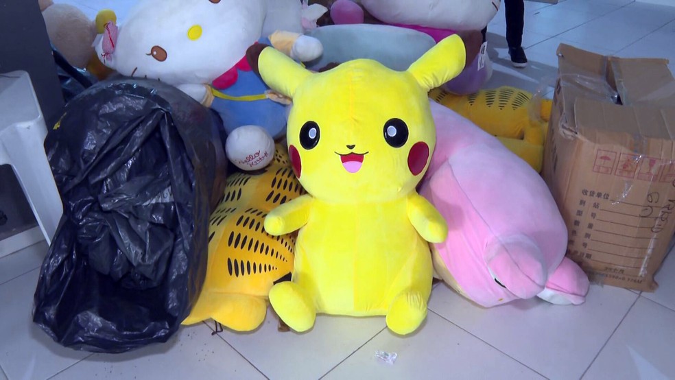 Pikachu falsificado encontrado em galpo em Inhama — Foto: Reproduo/TV Globo