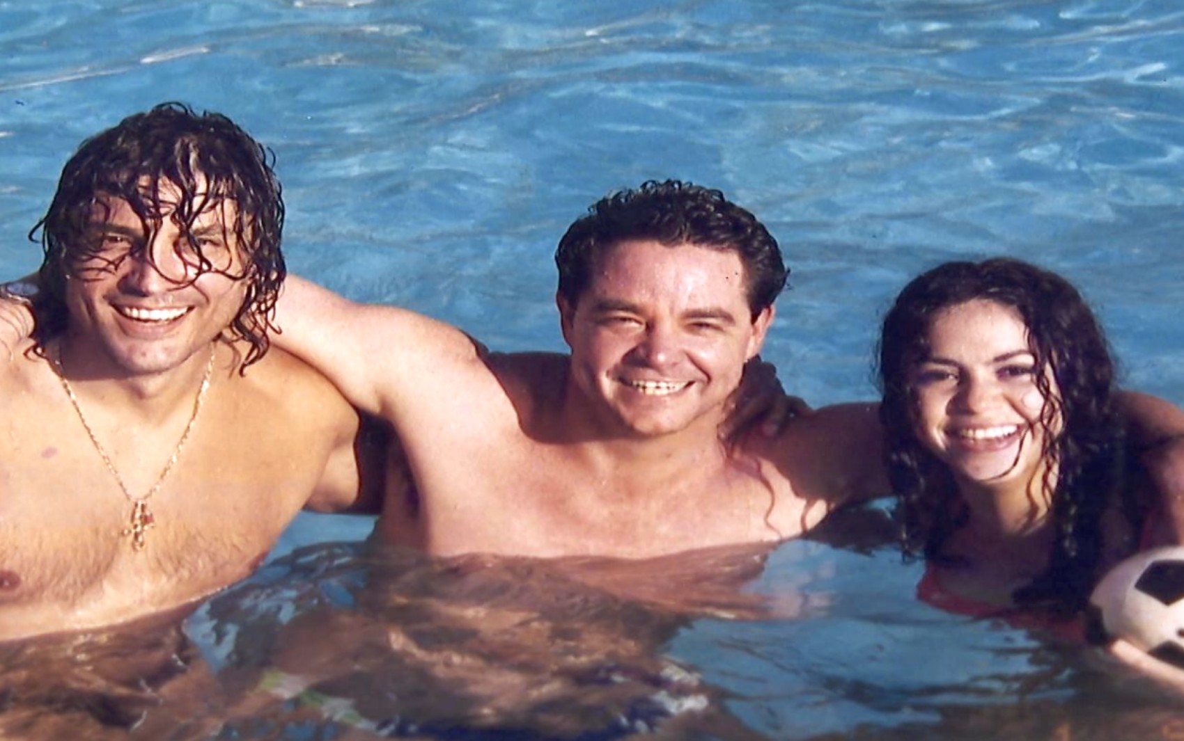 Em 1997, Shakira curtia piscina em fazenda no interior de SP; entenda história por trás de foto inusitada