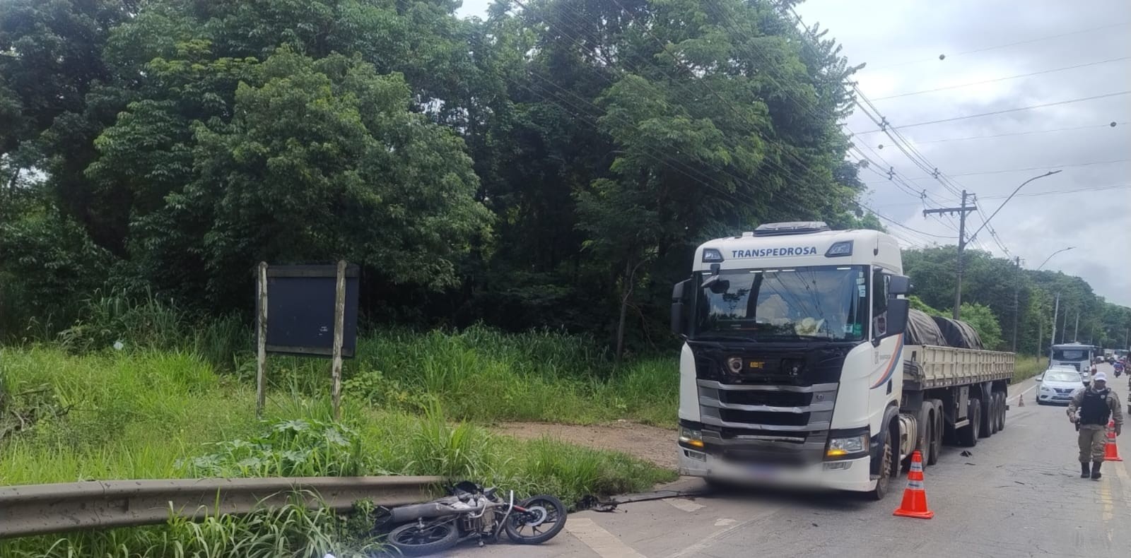 Motociclista morre após perder controle da direção e bater em carreta na BR-458