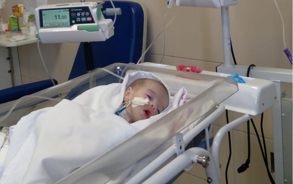 Bebê que nasceu com o intestino para fora e precisou fazer tratamento em São Paulo. — Foto: Amanda Meireles/Arquivo Pessoal