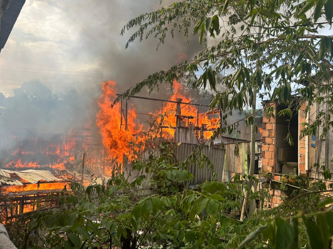 Incêndio de grandes proporções atinge casas no bairro São Jorge em Manaus