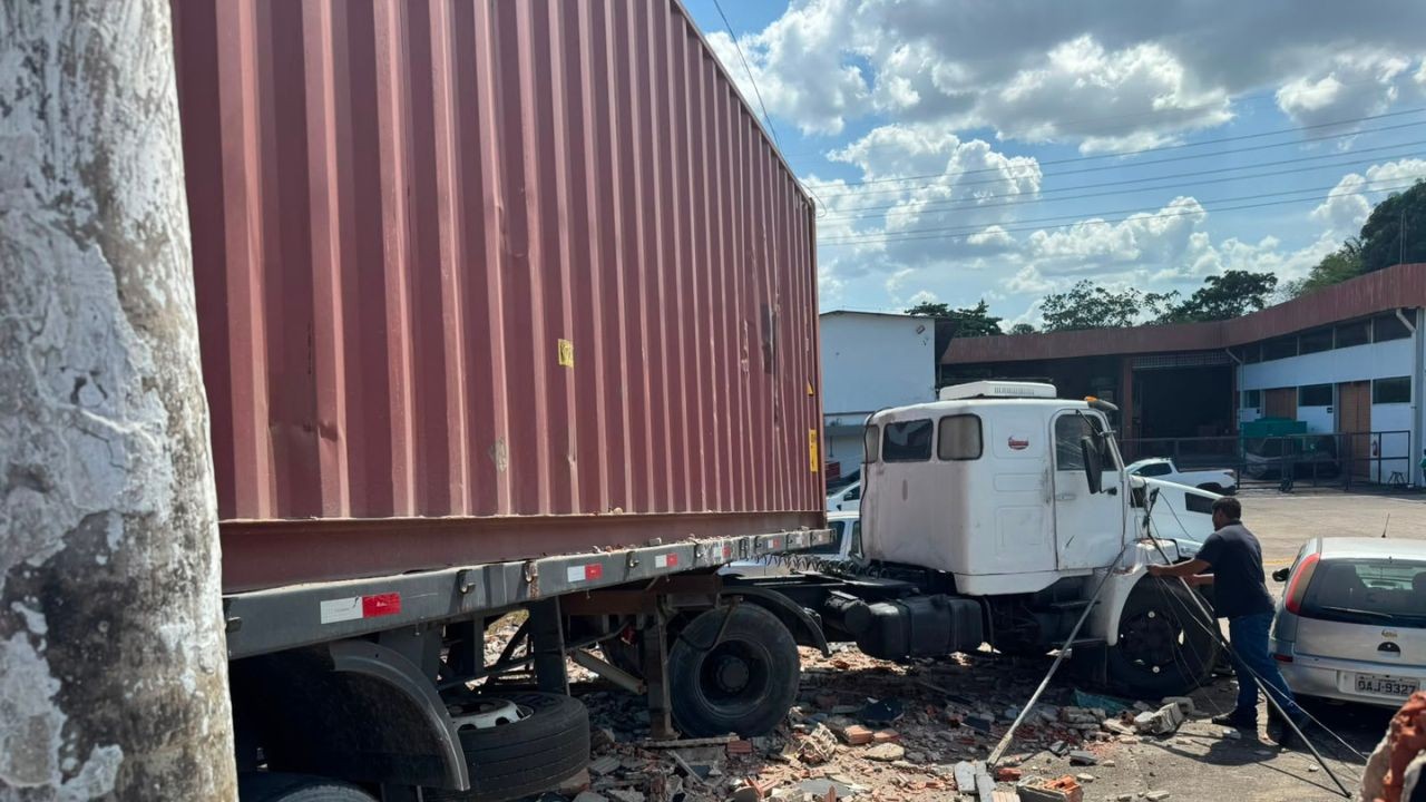 Carreta bate em muro de empresa e deixa trânsito congestionado na Avenida Efigênio Salles, em Manaus; VÍDEO