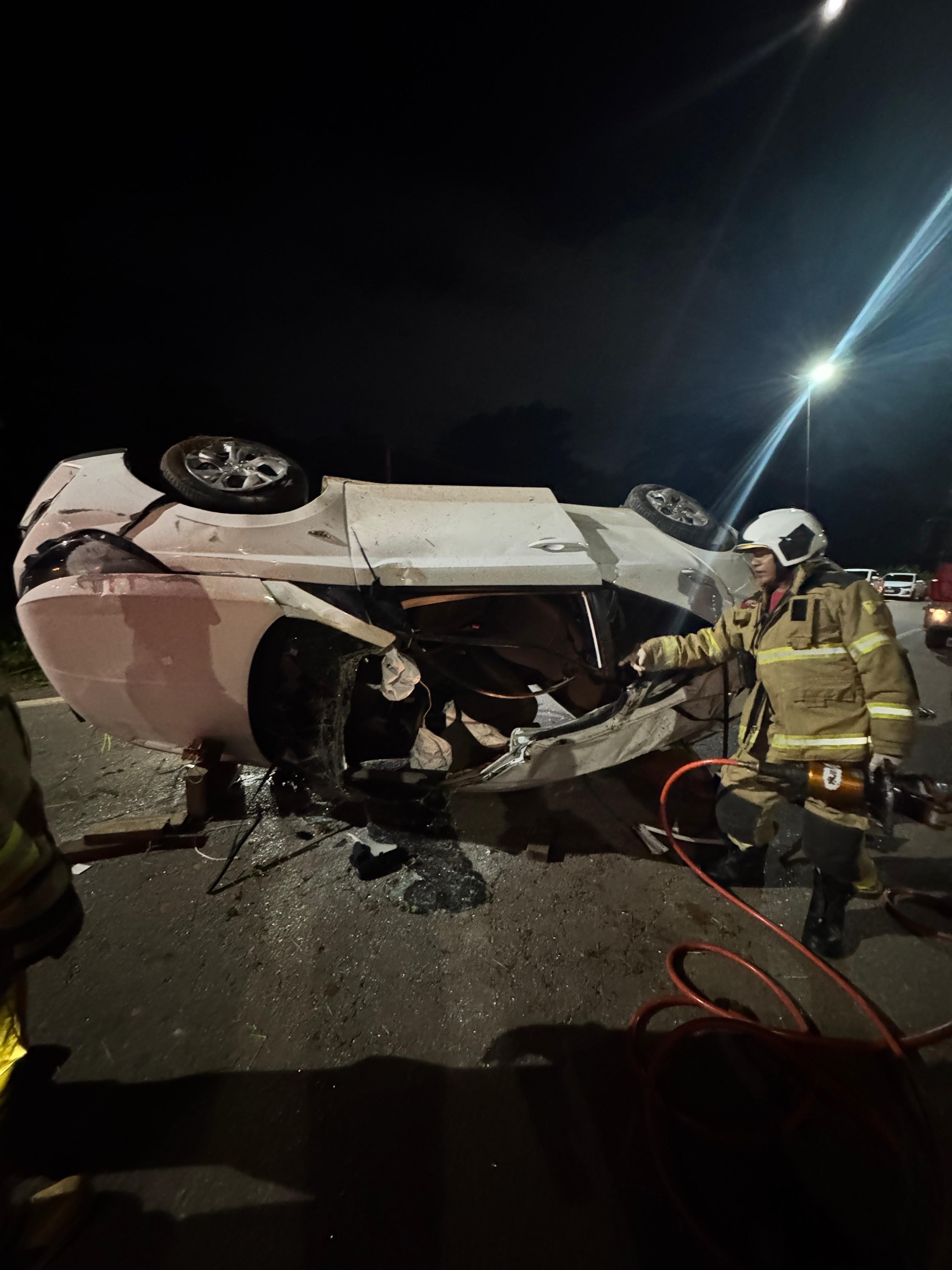 Mulheres ficam feridas após carro capotar em rodovia no Acre