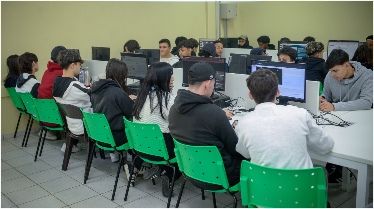 Governo de SP oferece 20 mil vagas de estágio para alunos da rede pública